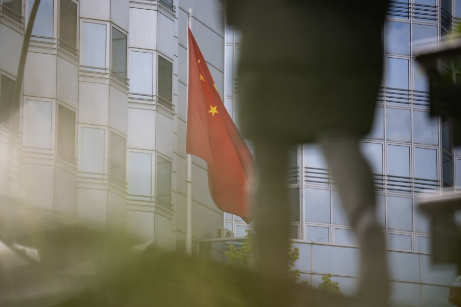 Haftbefehl gegen AfD-Mitarbeiter: China-Spionageverdacht - Ein chinesische Flagge weht vor der Botschaft von China in Berlin.