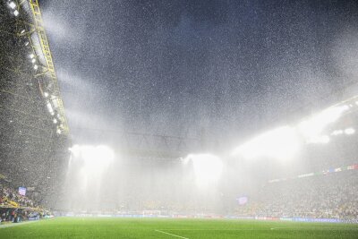 Hagel und Gewitter: Tausende EM-Fans müssen früh nach Hause - In Dortmund folgten Gewitter, Starkregen und Hagel dicht aufeinander.