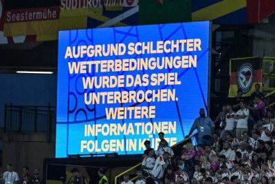 Hagel und Gewitter: Tausende EM-Fans müssen früh nach Hause - Das EM-Achtelfinale zwischen Deutschland und Dänemark musste unterbrochen werden.