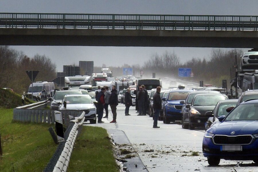 Hagelschauer: Mehrere Unfälle auf eisglatter A31 - Aufgrund eines Hagelschauers mit Starkregen hat es auf der Autobahn 31 in Niedersachsen zeitgleich mehrere Unfälle gegeben.