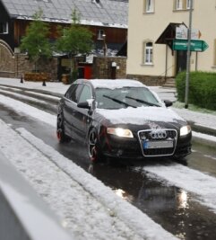 Hagelschauer sorgt für weiße Straßen im Erzgebirge - In Neudorf waren die Straßen nach dem Unwetter am Montag plötzlich weiß.