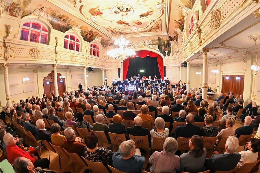 Hainichen als Kulturhauptstadt: Zwei ausverkaufte Konzerte zur gleichen Zeit - Die Mittelsächsische Philharmonie spielte am Sonntag vor 250 Gästen im Neorokokosaal "Goldener Löwe" in Hainichen. 