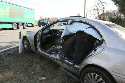 Hainichen: Autofahrer kollidiert mit Laster - 87-Jähriger schwer verletzt - Ein schwerer Unfall hat sich am Dienstagnachmittag auf der B 169 bei Hainichen ereignet.