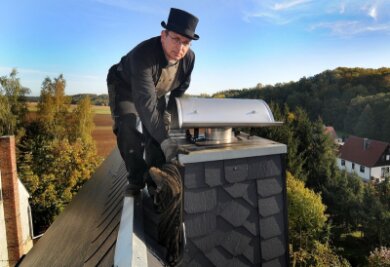 Hainichen: Feuerstättenbescheid kommt ab 2013 - Schornsteinfeger Michael Huhn bei seiner Arbeit auf dem Dach eines Hauses im Hainichener Ortsteil Cunnersdorf.