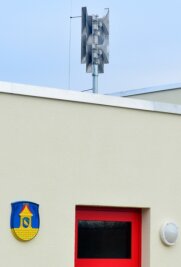 Hainichen hofft auf Förderung für Sirenen - Auf dem neuen Gerätehaus der Feuerwehr im Hainichener Ortsteil Schlegel ist die Sirene im November 2020 in Betrieb gegangen. Mit dieser Anlage sind auch Sprachdurchsagen möglich. 