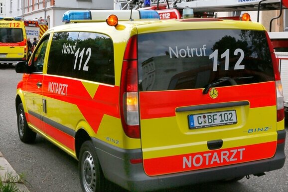 Hainichen: Landkreis übergibt acht neue Fahrzeuge an Rettungsdienste - 