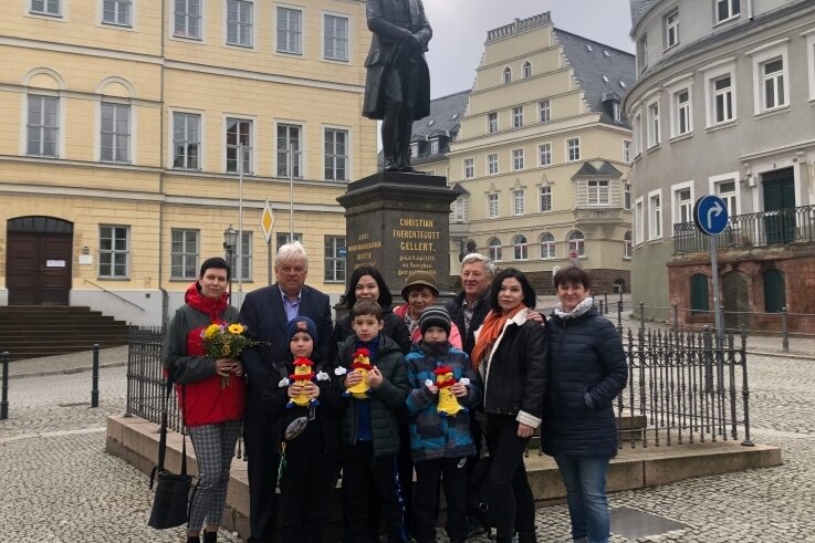 Hainichen nimmt erste Flüchtlinge auf - Hainichens Oberbürgermeister Dieter Greysinger hat die Frauen und Kinder aus der Ukraine im Rathaussaal und auch vor dem Gellertdenkmal begrüßt. 