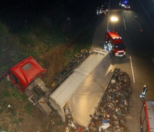 Bei einem schweren Unfall auf der A4 zwischen Frankenberg und Hainichen ist am Mittwochabend der Fahrer eines tschechischen Sattelzugs ums Leben gekommen.
