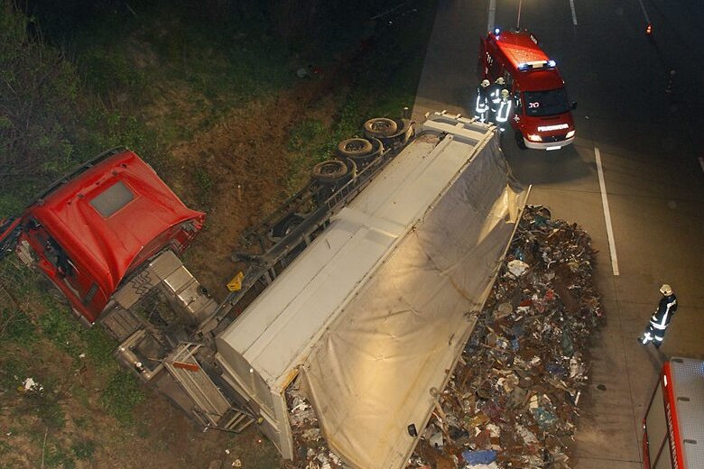 Bei einem schweren Unfall auf der A4 zwischen Frankenberg und Hainichen ist am Mittwochabend der Fahrer eines tschechischen Sattelzugs ums Leben gekommen.