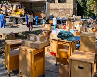 Hainichener Helfer wollen Schulstart in der Ukraine erleichtern - Der Hilfstransporter wird in Kiew entladen: Bereits 48 Stunden nach dem Start waren Krankenbetten aus Hainichen im Einsatz.