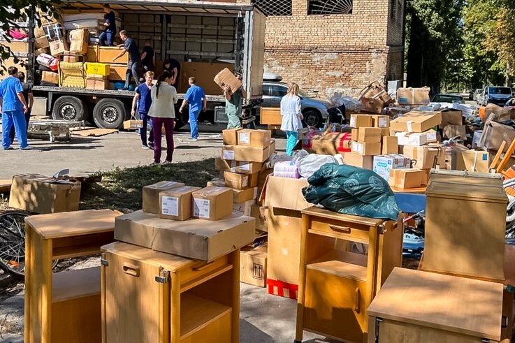 Hainichener Helfer wollen Schulstart in der Ukraine erleichtern - Der Hilfstransporter wird in Kiew entladen: Bereits 48 Stunden nach dem Start waren Krankenbetten aus Hainichen im Einsatz.