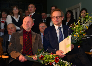 Hainichener Sportler steht jetzt im Goldenen Buch der Stadt - Der Geehrte Gunter Martin (vorn links) neben Laudator Volker Dietzmann, dem Präsidenten des Kreissportbundes.