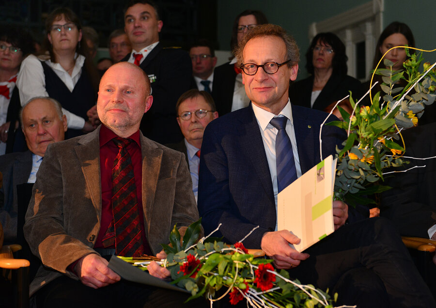 Hainichener Sportler steht jetzt im Goldenen Buch der Stadt - Der Geehrte Gunter Martin (vorn links) neben Laudator Volker Dietzmann, dem Präsidenten des Kreissportbundes.