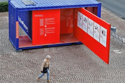 Hakenkreuze in KZ-Schau in Meerane: Staatsschutz ermittelt - Der Überseecontainer mit der Wanderausstellung steht vor der Stadtbibliothek. 
