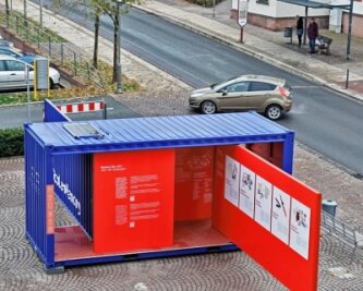 Hakenkreuze in KZ-Schau: Staatsschutz ermittelt - Der Überseecontainer mit der Wanderausstellung steht vor der Stadtbibliothek. 