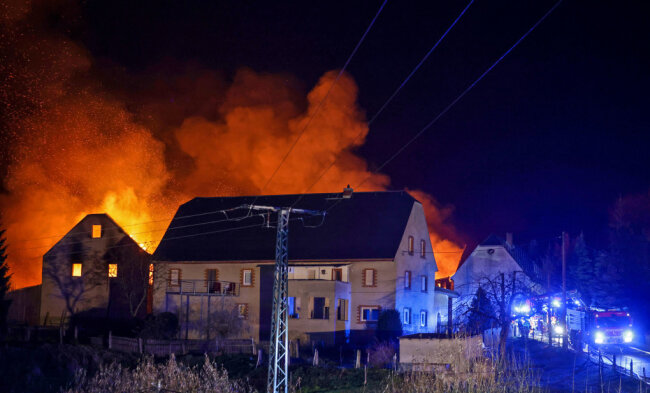 Halbe Million Schaden bei Limbach-Oberfrohna: Brand auf Vierseiten-Hof - 