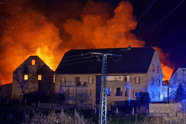 Halbe Million Schaden bei Limbach-Oberfrohna: Brand auf Vierseiten-Hof - 
