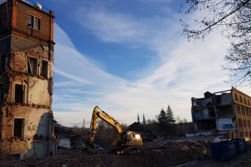 Halbmond-Brache bald beseitigt - Blick auf die verbliebenen Reste der einst riesigen Industriebrache. In den nächsten Tagen sollen die Abbrucharbeiten beendet werden. 