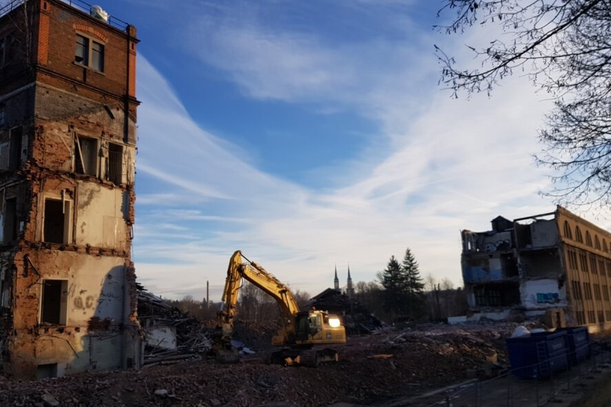 Halbmond-Brache bald beseitigt - Blick auf die verbliebenen Reste der einst riesigen Industriebrache. In den nächsten Tagen sollen die Abbrucharbeiten beendet werden. 