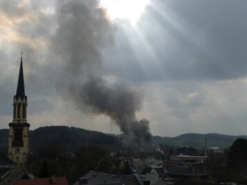 Zweimal hat es in der traditionsreichen Halbmond Teppich-Weberei im vogtlädischen Oelsnitz am Freitag gebrannt.