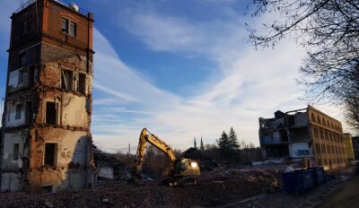 Halbmond-Brache: Letzte Mauern fallen - Blick auf die verbliebenen Reste der einst riesigen Industriebrache. In den nächsten Tagen sollen die Abbrucharbeiten beendet werden. 