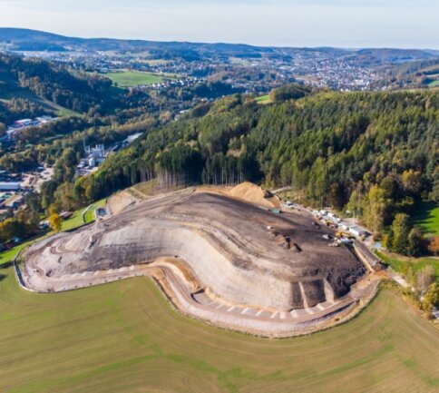 Halbzeit auf Großbaustelle "Knochen" - Diese Drohnenaufnahme aus der Luft zeigt den aktuellen Stand der Haldensanierung und die erkennbare, neue Profilierung des "Knochens" in Raschau-Markersbach. Seitlich an der Halde ist bereits das neue Regenrückhaltebecken zu sehen, ebenso wie die begonnene Umfahrung. 