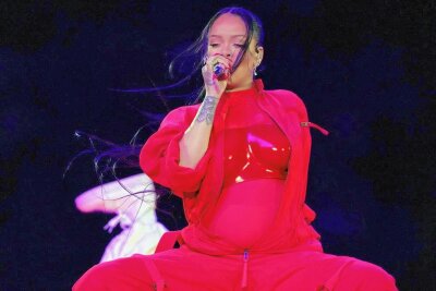 Halbzeitshow - Rihannas doppelt starker Auftritt - Rihanna mit Mikrofon und Babybauch. 