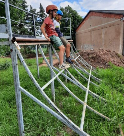 Halfpipe in Augustusburg: Zur Erneuerung kann jeder einen Beitrag leisten - Täglich sind mehrere Kinder an der heruntergekommenen Strecke anzutreffen, wie Oskar (vorn) und Vincent.