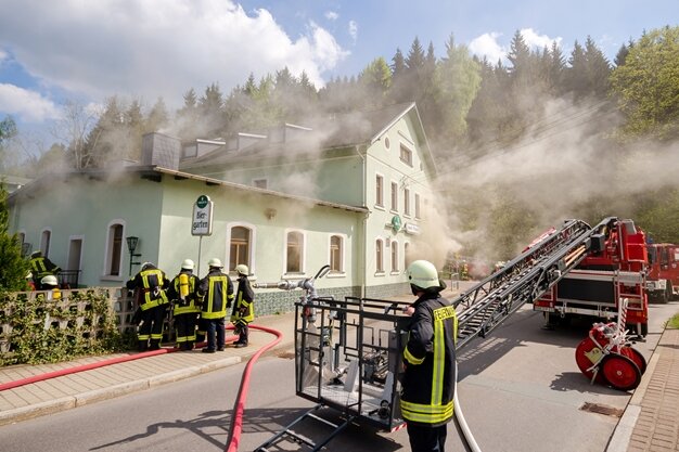 Hallbach: Feuer im ehemaligen Hotel Bielatal - 