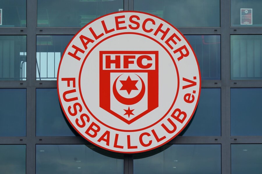 Halle sendet Lebenszeichen mit Sieg gegen Verl - Das Vereinslogo des Hallescher Fußballclub e.V. an der Geschäftsstelle.