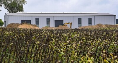 Hallenbau in Röhrsdorf: Rechtsstreit geht weiter - Zankapfel: Die Produktionshalle für die industrielle Fertigung von Holzbauelementen für Holzhäuser in Röhrsdorf. Sie darf vorerst nicht genutzt werden, hat das Verwaltungsgericht entschieden. 