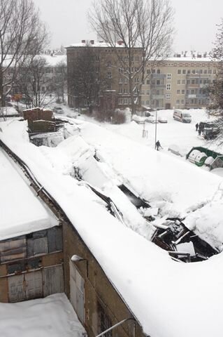 Hallendächer geben Schneelast nach - Blick auf das eingestürzte Hallendach an der Wiesenstraße.