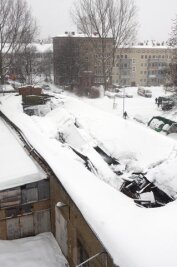 Hallendach gibt Schneelast nach - Blick auf die eingestürzte Halle an der Wiesenstraße.