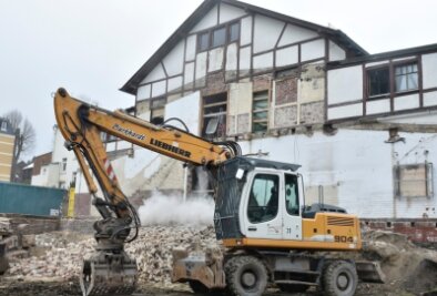 Hallensanierung überrascht: Kosten bislang auf den Punkt - Die lange geplante umfangreiche Sanierung der Turnvater-Jahn-Halle in Adorf geht zügig voran. Der alte Anbau ist weg. 