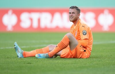 Hallescher FC nach Abstieg vor Neuanfang - Offene Fragen - Halles Torhüter Sven Müller reagiert nach der Niederlage.