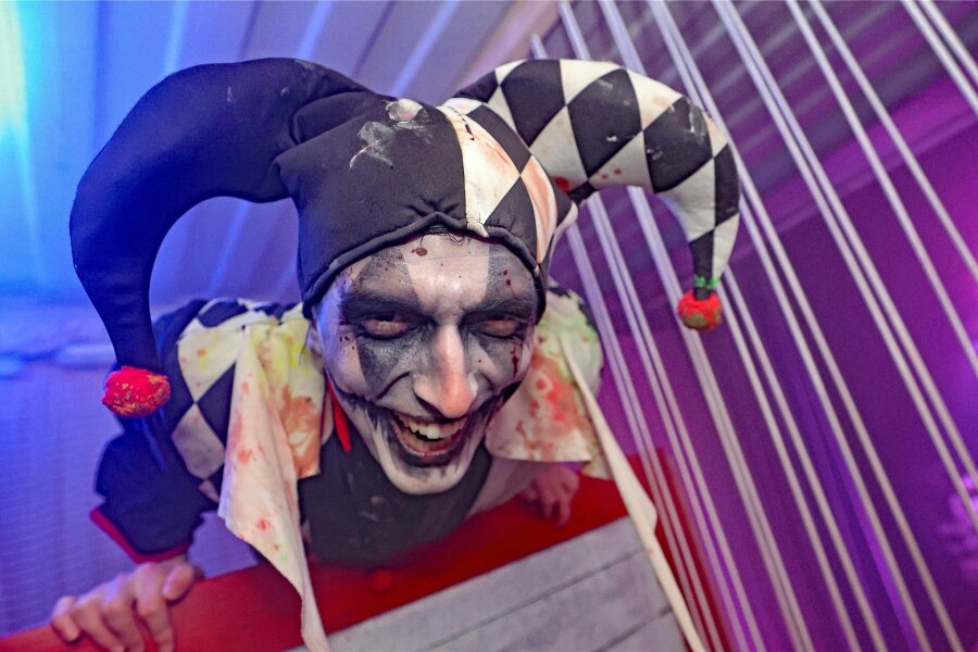 Halloween als Horror-Event: Furioses Saisonfinale im Freizeitpark Plohn - In den dunklen Zombie-Zonen sorgten Freaks für Schock-Momente.