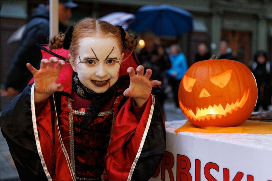 Halloween-Stimmung in der Annaberger Innenstadt - Gebe es einen Preis für das beste Kostüm, hätte die sechsjährige Kira Kämke definitiv zu den Anwärtern gehört.