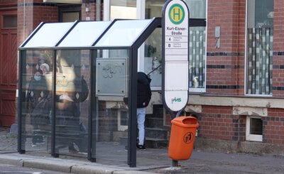Haltestelle in Zwickau erhält Wartehäuschen - Von den Kunden ersehnt: Der neue Fahrgastunterstand an der Leipziger/Ecke Kurt-Eisner Straße. 