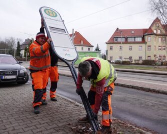 Haltestellen in Zwickau künftig mit genauen Angaben zur Fahrzeit - Am Virchowplatz stellten Mitarbeiter der Städtischen Verkehrsbetriebe am Dienstag das Haltestellenschild mit der elektronischen Anzeige auf. 