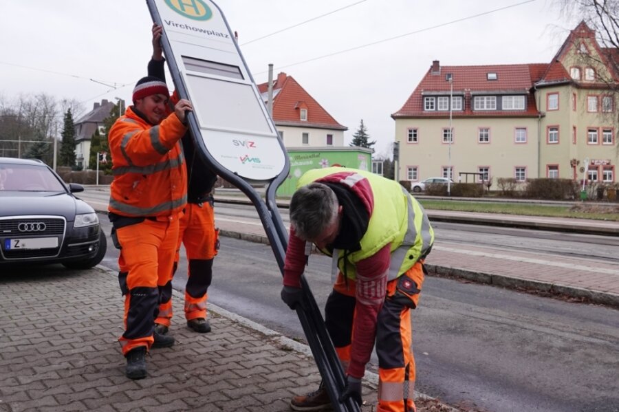 Haltestellen in Zwickau künftig mit genauen Angaben zur Fahrzeit - Am Virchowplatz stellten Mitarbeiter der Städtischen Verkehrsbetriebe am Dienstag das Haltestellenschild mit der elektronischen Anzeige auf. 