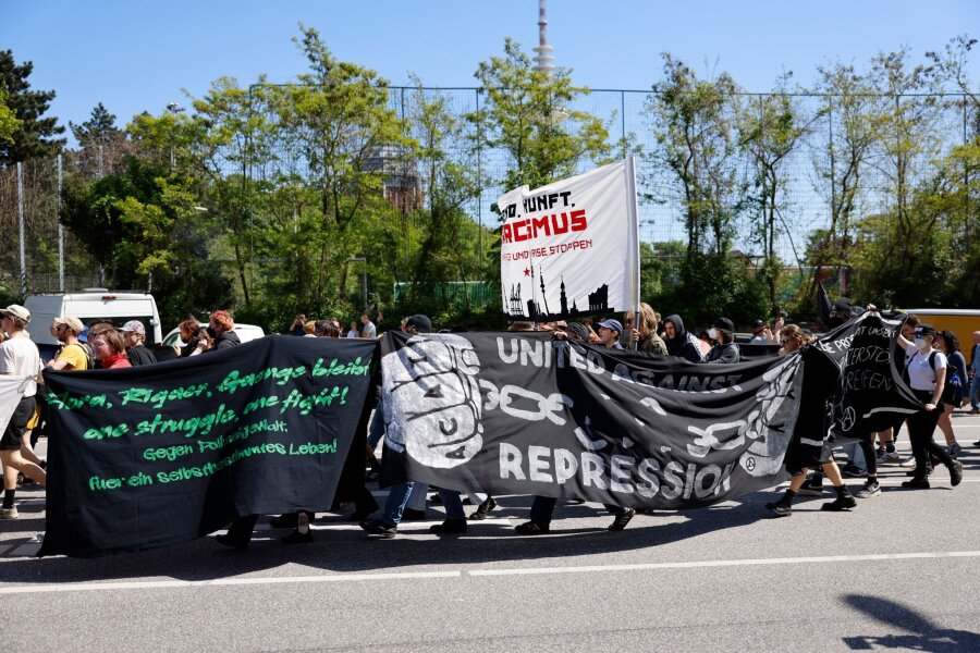 Hamburg: Linksextreme starten im Schanzenviertel zur Demo - Teilnehmende einer Demonstration linker Gruppen ziehen durchs Hamburger Schanzenviertel.