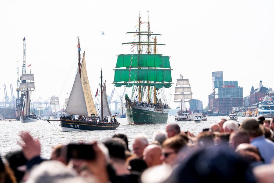 Hamburger Hafengeburtstag startet mit großer Einlaufparade - Der Hamburger Hafen feiert 835. Geburtstag.