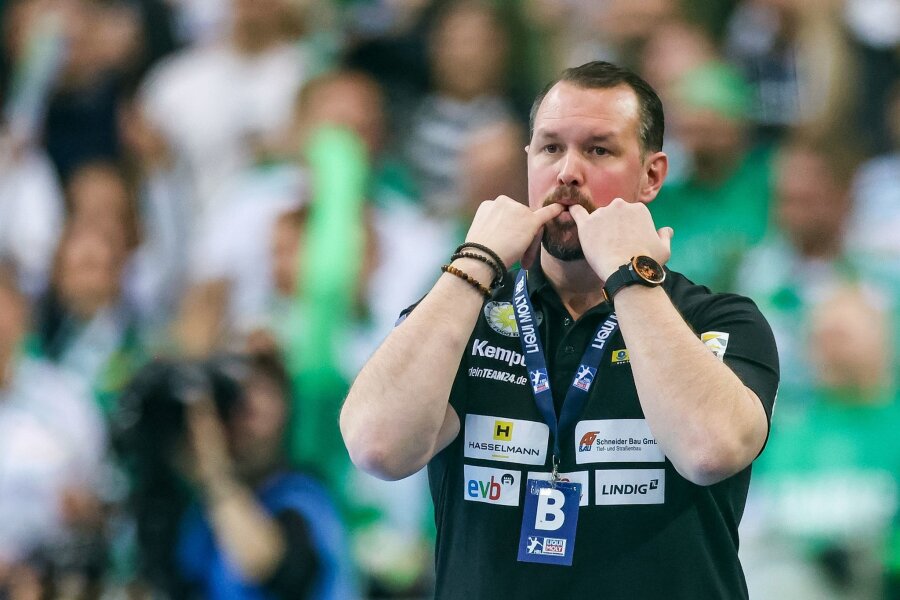 Hamburgs Handballer feiern Heimsieg über Eisenach - Eisenachs Trainer Misha Kaufmann pfeift mit zwei Fingern.