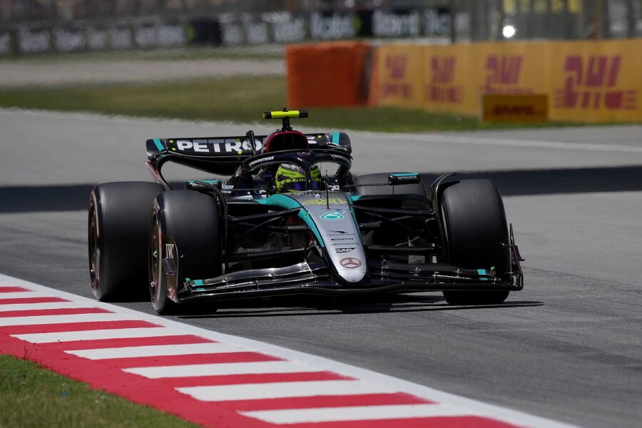 Hamilton schnappt sich Tagesbestzeit in Barcelona - Lewis Hamilton fuhr am ersten Trainingstag in Barcelona die schnellste Runde.