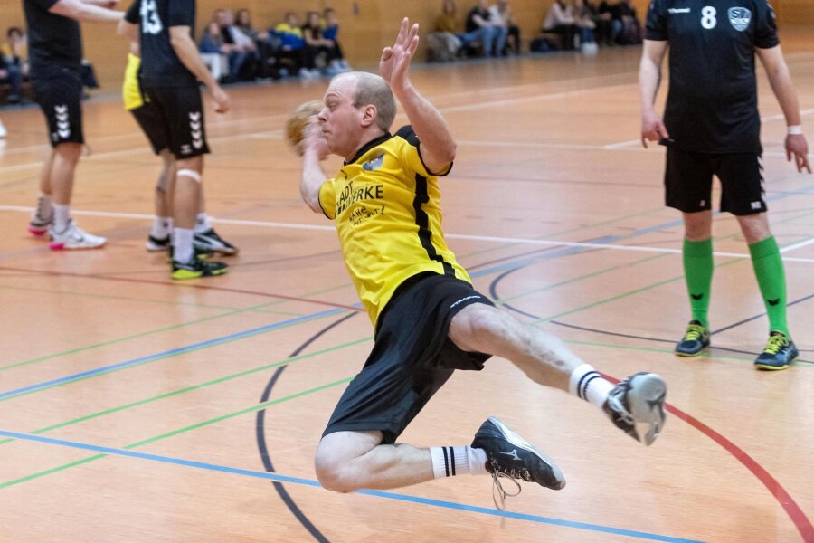 Handball: Annaberger Leistung sorgt für Sprachlosigkeit - Auch Manuel Teubner – hier im Spiel gegen Plauen-Oberlosa III –konnte die Niederlage des HCAB gegen Rodewisch nicht verhindern.