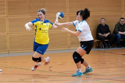 Handball: Annabergerinnen feiern in der Bezirksklasse gleich doppelt - Sarah Neubert (l.) steuerte fünf Treffer zum 25:21-Erfolg des HCAB gegen den TSV Zschopau (mit Conny Eichler) bei.