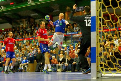 Handball: Aue trennt sich von Wilhelmshaven 29:29 - Bengt Bornhorn (Aue) überwindet Torhüter Dennis Doden (Wilhelmshaven).    Handball 2.Liga