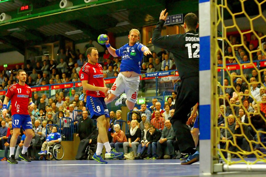 Handball: Aue trennt sich von Wilhelmshaven 29:29 - Bengt Bornhorn (Aue) überwindet Torhüter Dennis Doden (Wilhelmshaven).    Handball 2.Liga