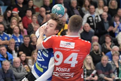 Handball: Auer Manager redet sich nach deutlicher Pleite in Rage - Mihkel Löpp (links) überzeugte gegen Nordhorn mit sechs Treffern und gehörte auch in Hamm zu den wenigen Auern, die sich gegen die am Ende deutliche Niederlage stemmten.