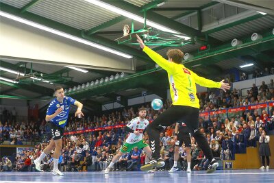 Handball: Beim EHV Aue wird zweigleisig geplant - Aues Francisco Pereira scheitert mit einem Sibenmeter an  Mindens Torhüter Malte Semisch.